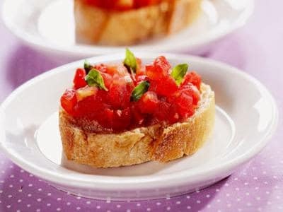 Bruschetta de tomate e manjericão