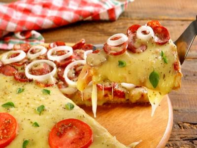 Pizza com massa de pão de queijo